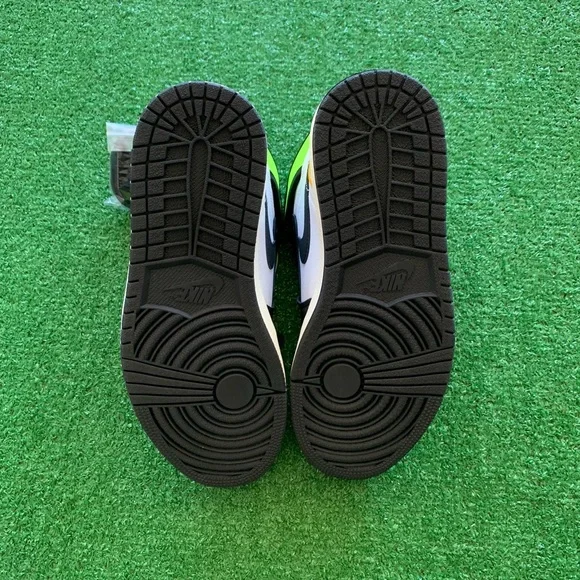 -Edm- 🔋*NEW* Air Jordan 1 High ‘Volt University Gold’ (Sz 10.5) - Picture 7 of 10